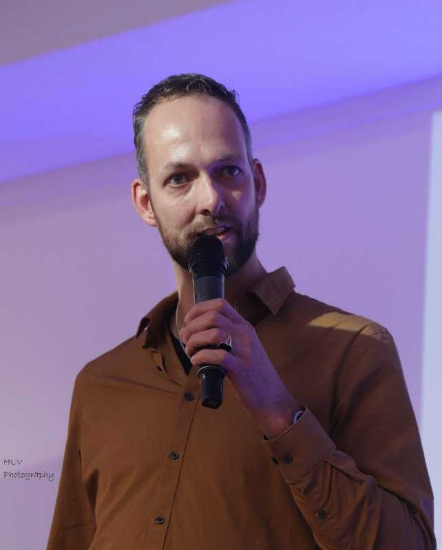 Martijn Lustig vertelt zijn getuigenis in Omega Kerk Apeldoor