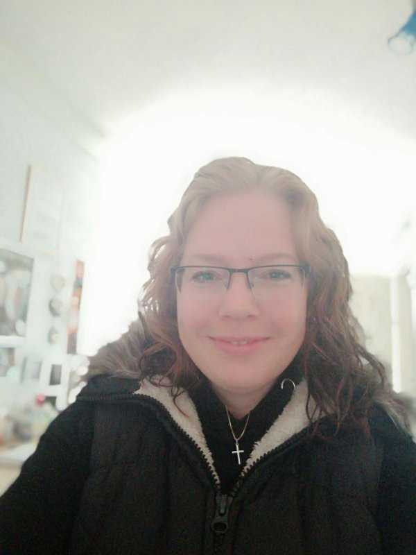 Cynthia die haar getuigenis gaf hoe ze van een boze geest werd bevrijd.