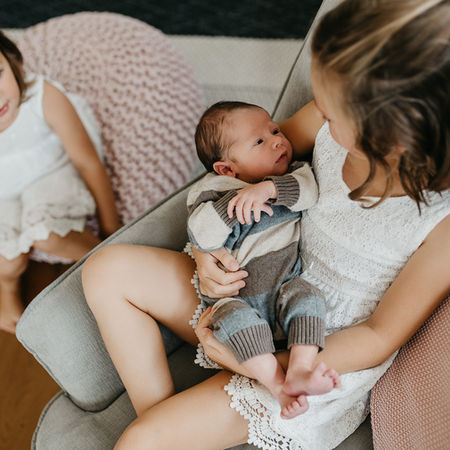Geschwisterliebe: Babyshooting mit drei Kindern