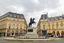 Place_des_Victoires,_Paris_20_August_2015.jpg