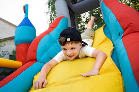 enfant-souriant-faible-angle-jouant-dans-maison-rebond.jpg