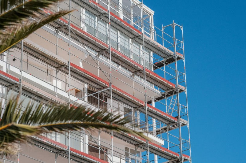 Office building scaffolding rentals provide safe, stable access for exterior maintenance, repairs, renovations, and upgrades on commercial properties. Hawaii Scaffold Rentals delivers reliable, Green Tag Certified scaffold systems with professional setup and removal to support efficient work on multi-story office buildings.