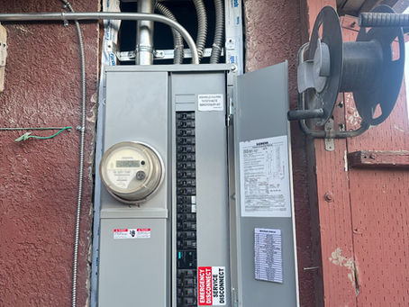 Lou's SOUTH BAY Electric Inc. LONG BEACH 90810 Professional 200 AMP Panel Upgrade Installation SIEMENS 200-AMP 24-SPACE CIRCUIT FLUSH Certified C-10 Electrical Contractors Electrician Specialists Los Angeles Orange County