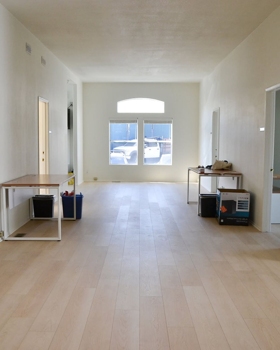 SANTA MONICA 90401-90410 PREMIUM LAMINATE FLOORING COMPANY ELITE Floor Covering WEST LOS ANGELES Bungalow Studio Renovation Professional Flooring Artisans Trusted Source of High-Quality Luxury Flooring Sales, Refinishing, and Installation Services Bedroom Kitchen Office Space Workspace Living Room Southern California Call: 310-912-3045