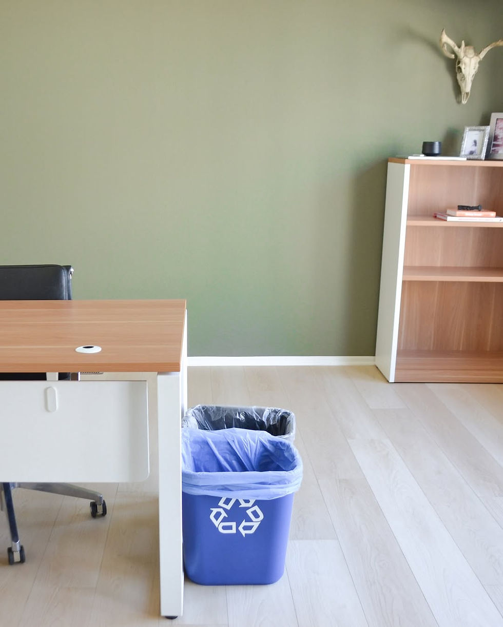 SANTA MONICA 90401-90410 PREMIUM LAMINATE FLOORING COMPANY ELITE Floor Covering WEST LOS ANGELES Bungalow Studio Renovation Professional Flooring Artisans Trusted Source of High-Quality Luxury Flooring Sales, Refinishing, and Installation Services Bedroom Kitchen Office Space Workspace Living Room Southern California Call: 310-912-3045