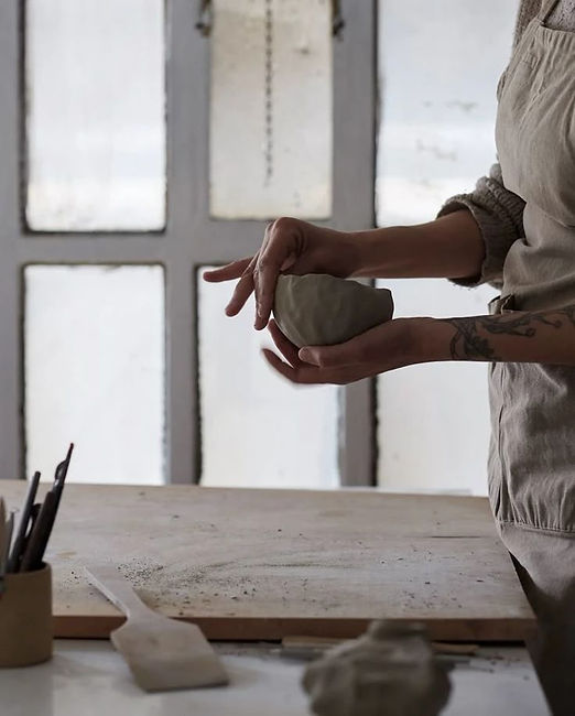 Plan de travail d'un atelier de céramique artisanale, outils de potier et argile crue, atelier Terre de Bouconne, Montaigut-sur-Save