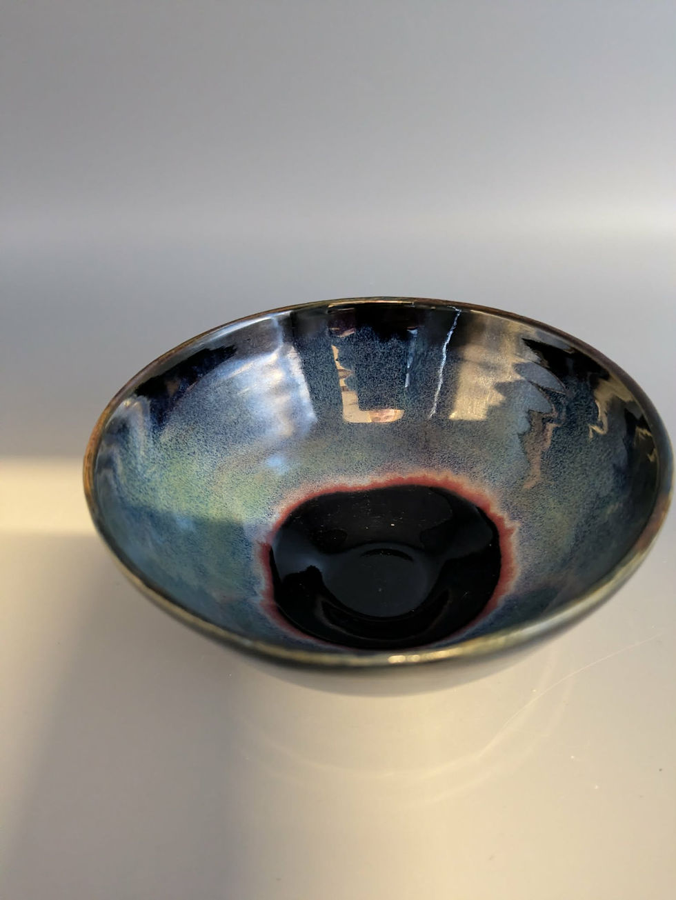 Petit bol en terre cuite modèle pupille, glaçure irisée bleu-noir, diamètre 16 cm, fait main à Monta