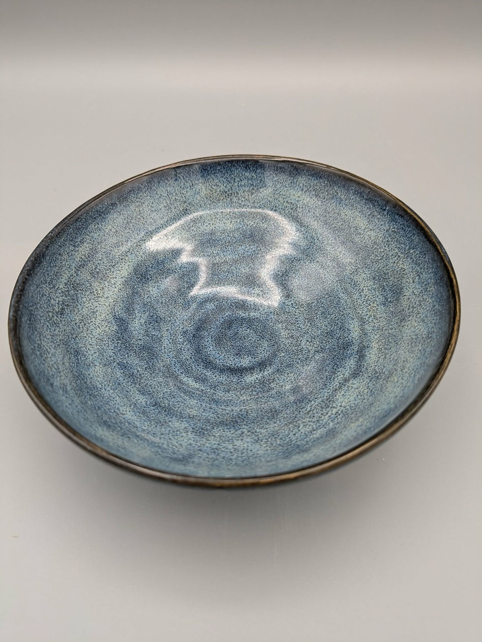 Bol en céramique bleu nuancé, émail réactif, vue de dessus, fait main près de Toulouse, atelier Terr