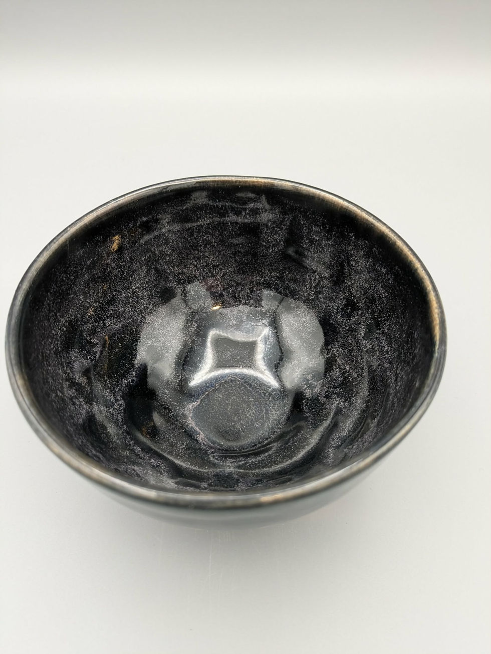 Bol artisanal noir argenté modèle étoilé, vue intérieure, diamètre 13 cm, céramique faite main, atel