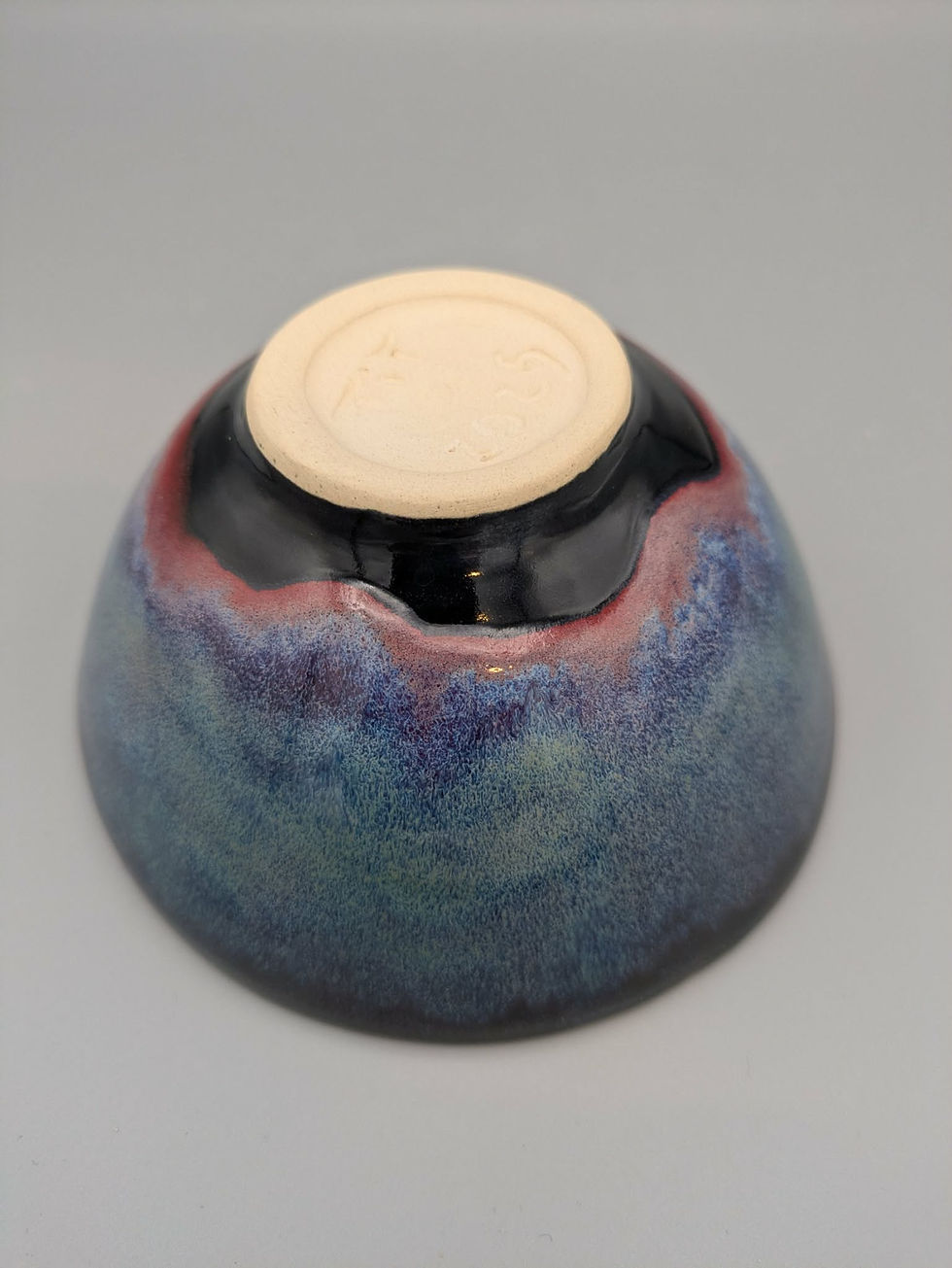 Petit bol en terre cuite modèle pupille, glaçure irisée bleu-noir, diamètre 16 cm, fait main à Monta
