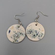 Boucles d'oreilles rondes en céramique blanche mouchetée bleu, bijoux artisanaux faits main, atelier Terre de Bouconne