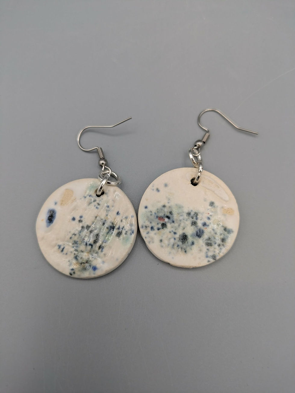 Boucles d'oreilles artisanales en céramique modèle mers du sud, diamètre 2,5 cm, pièce unique, ateli