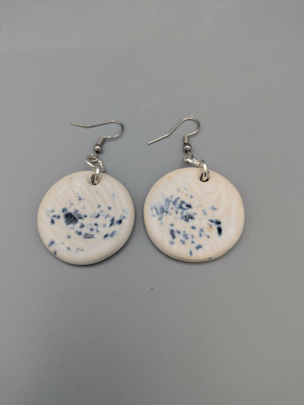 Boucles d'oreilles rondes en céramique blanche mouchetée bleu nuit, modèle minuit, diamètre 2,5 cm,