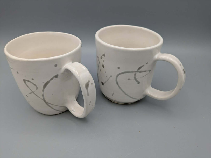 Duo de tasses artisanales en céramique blanche, motif jet de pinceau peint à la main, atelier Terre de Bouconne, Montaigut-sur-Save