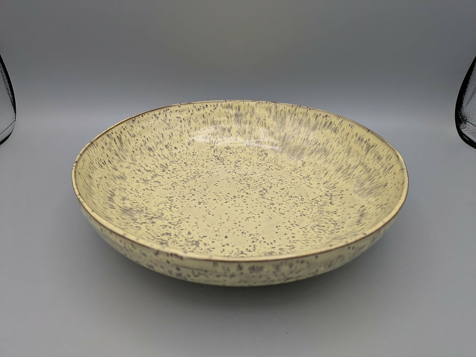 Assiette artisanale en céramique beige, motif grès, émail alimentaire, faite main à l'atelier Terre