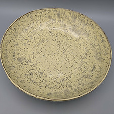 Assiette artisanale en grès beige, pièce unique faite main, atelier Terre de Bouconne près de Toulouse