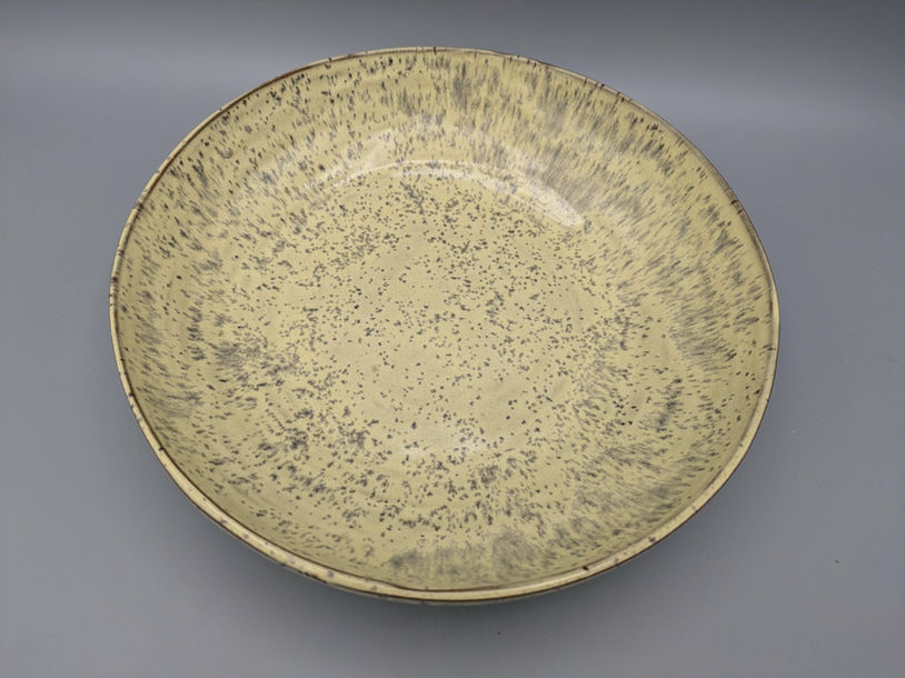Assiette en céramique artisanale, glaçure beige moutarde, fait main à Montaigut-sur-Save