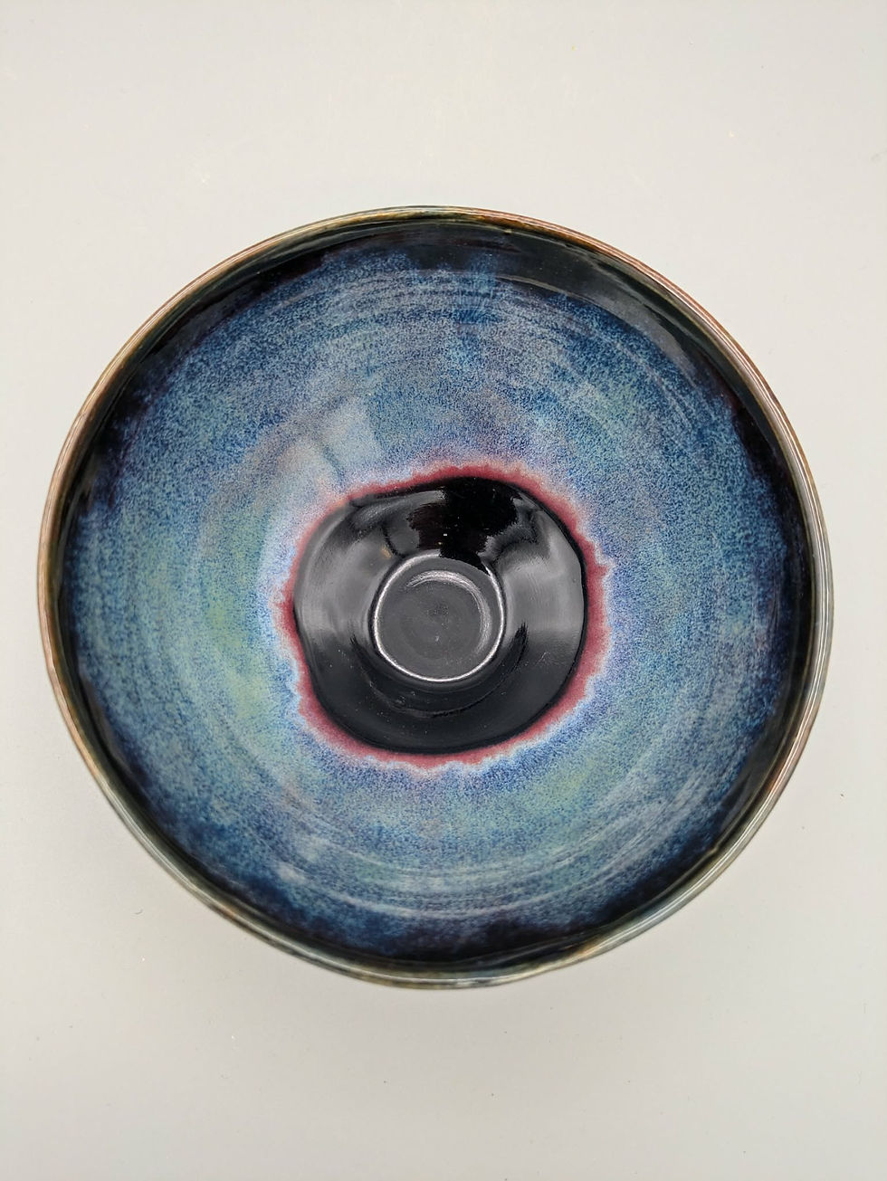 Petit bol en terre cuite modèle pupille, glaçure irisée bleu-noir, diamètre 16 cm, fait main à Monta