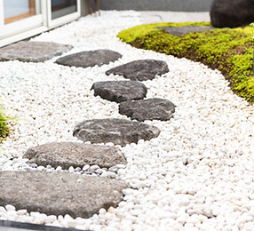 AdobeStock_456694019庭石、飛び石_edited.jpg