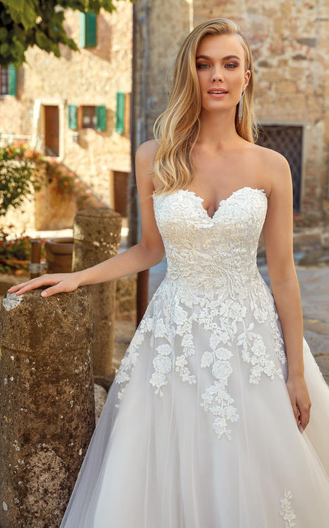 Bride in ivory lace strapless wedding gown, tulle ballgown with sweetheart neckline