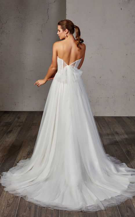 ivory tulle ballgown wedding dress with back bow