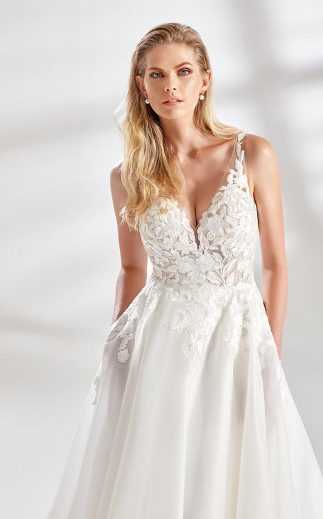 Bride in ivory organza ballgown wedding dress