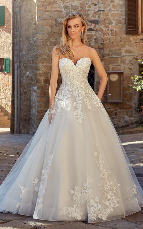 Bride in ivory lace strapless wedding gown, tulle ballgown with sweetheart neckline