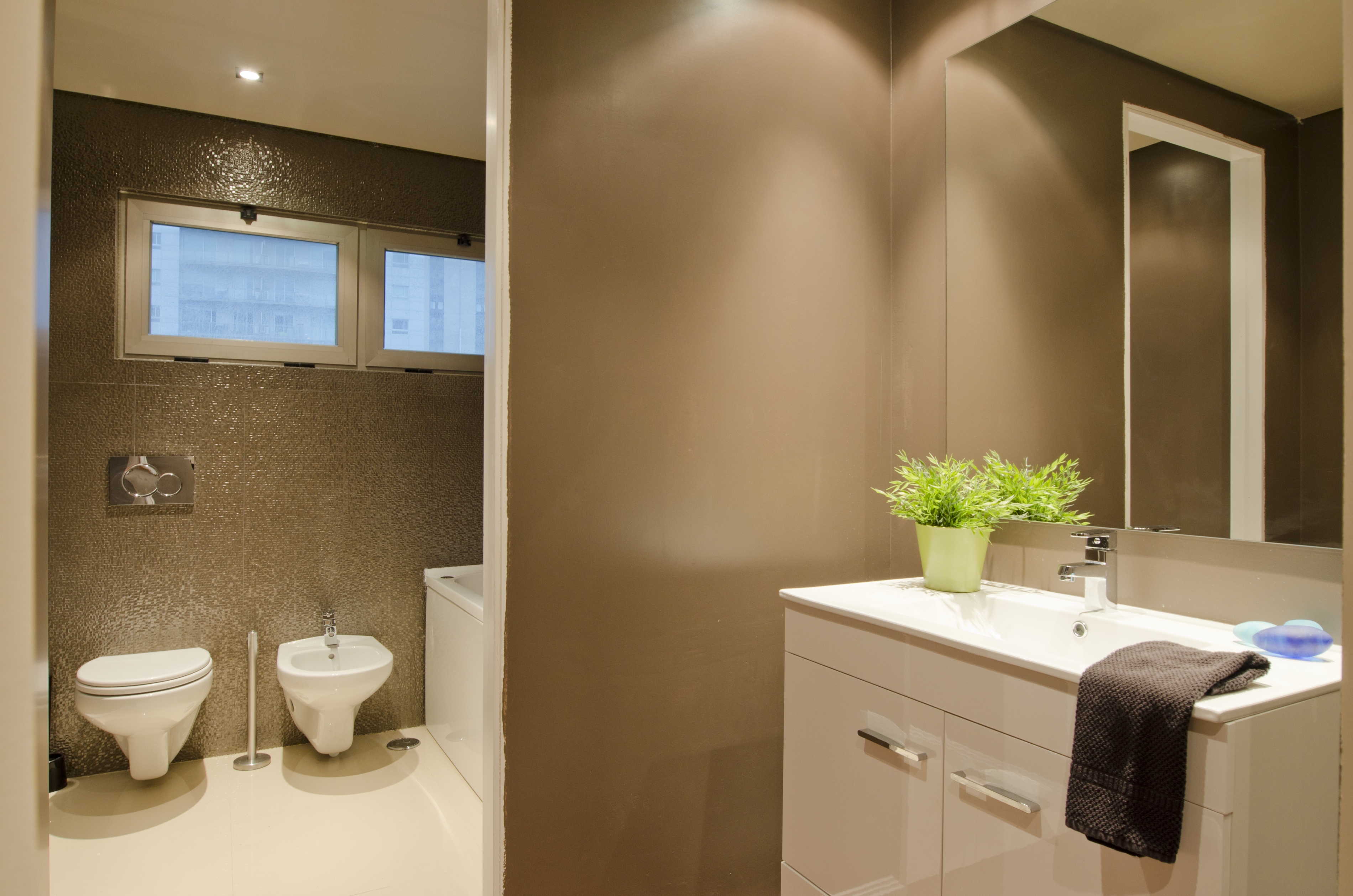 PE - Suite 5 - Foto 8 - IS.Bathroom.JPG