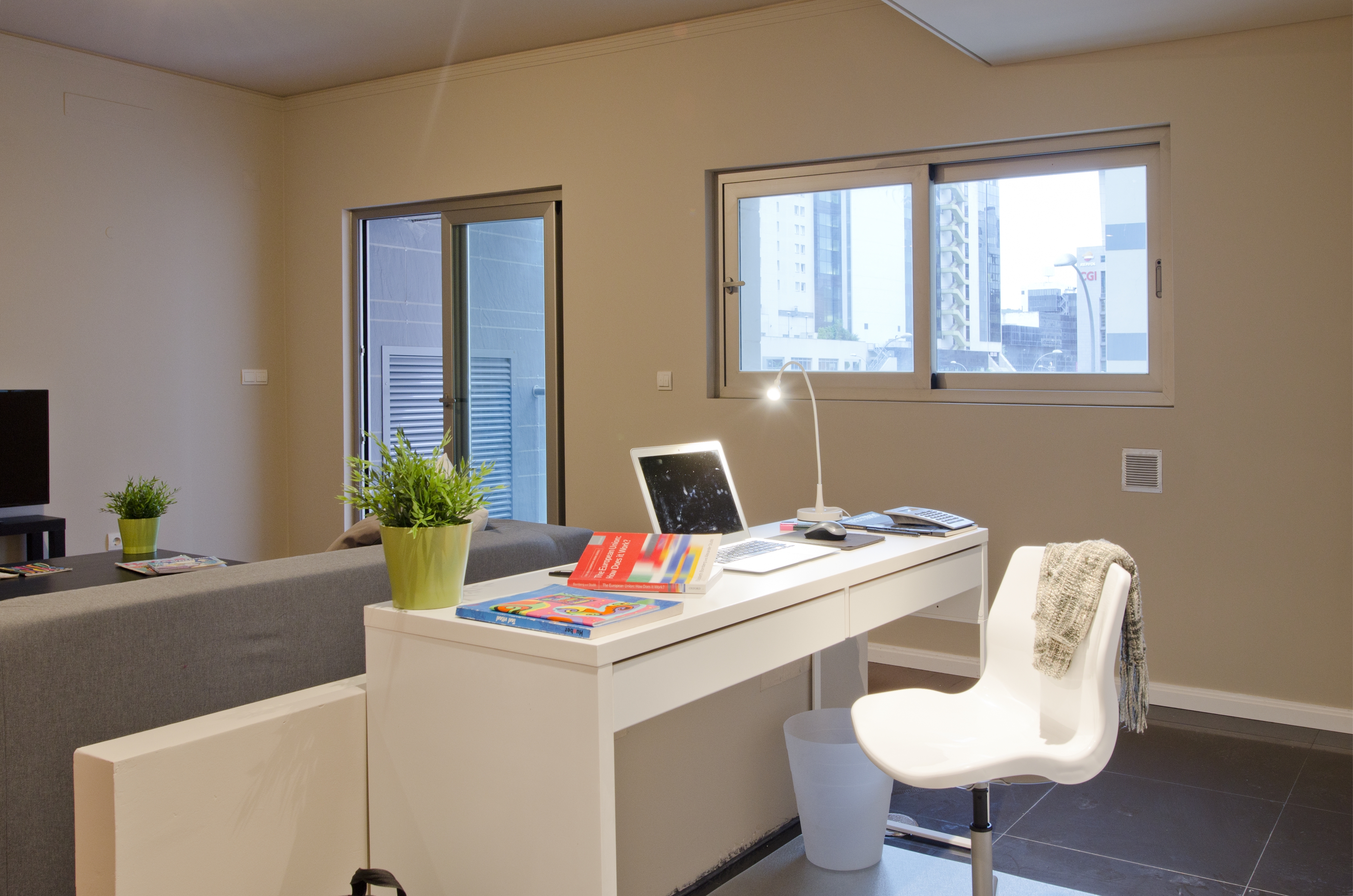 PE - Suite 6 - Foto 4 - Living.JPG