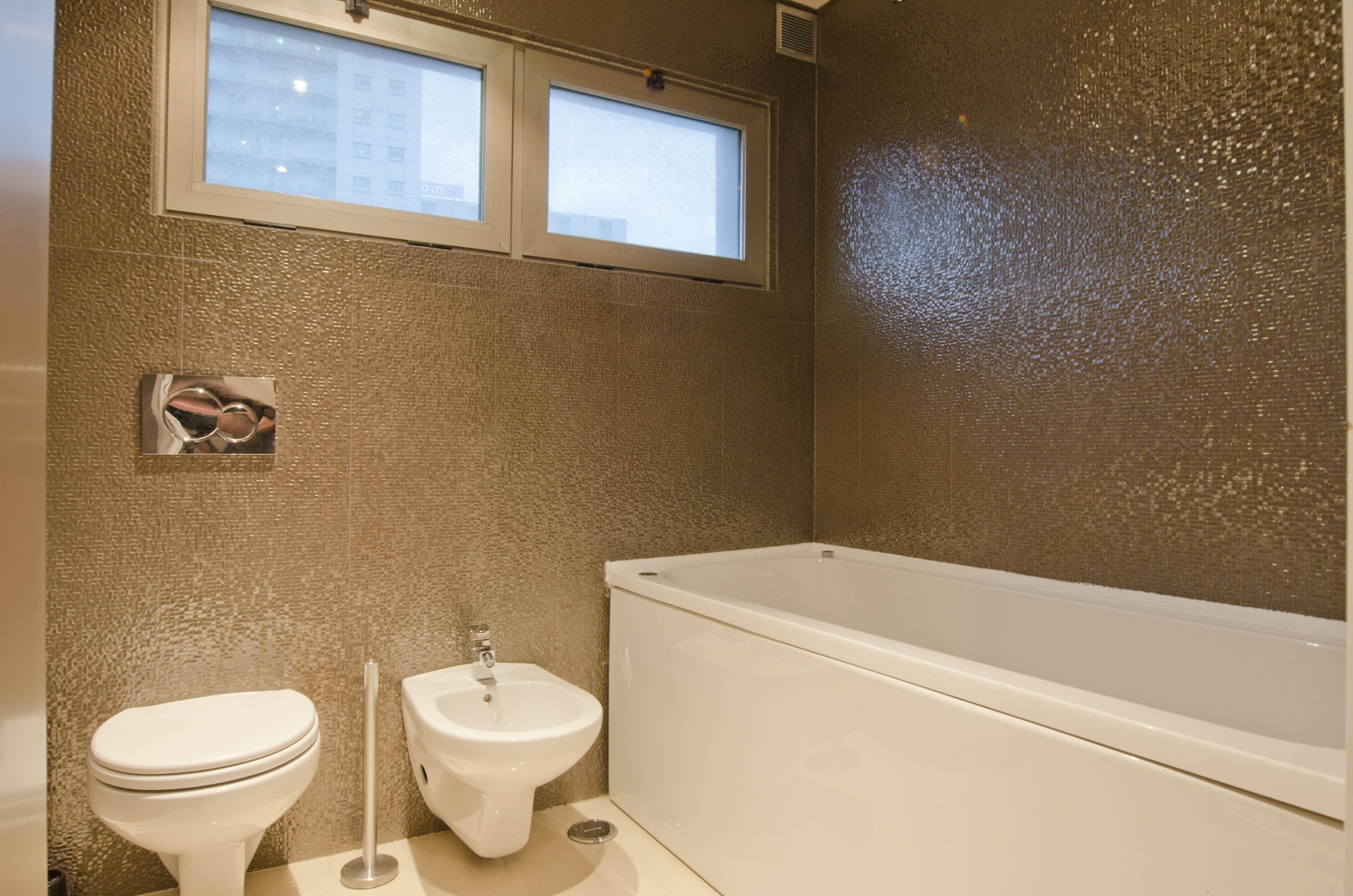 PE - Suite 5 - Foto 9 - IS.Bathroom.JPG