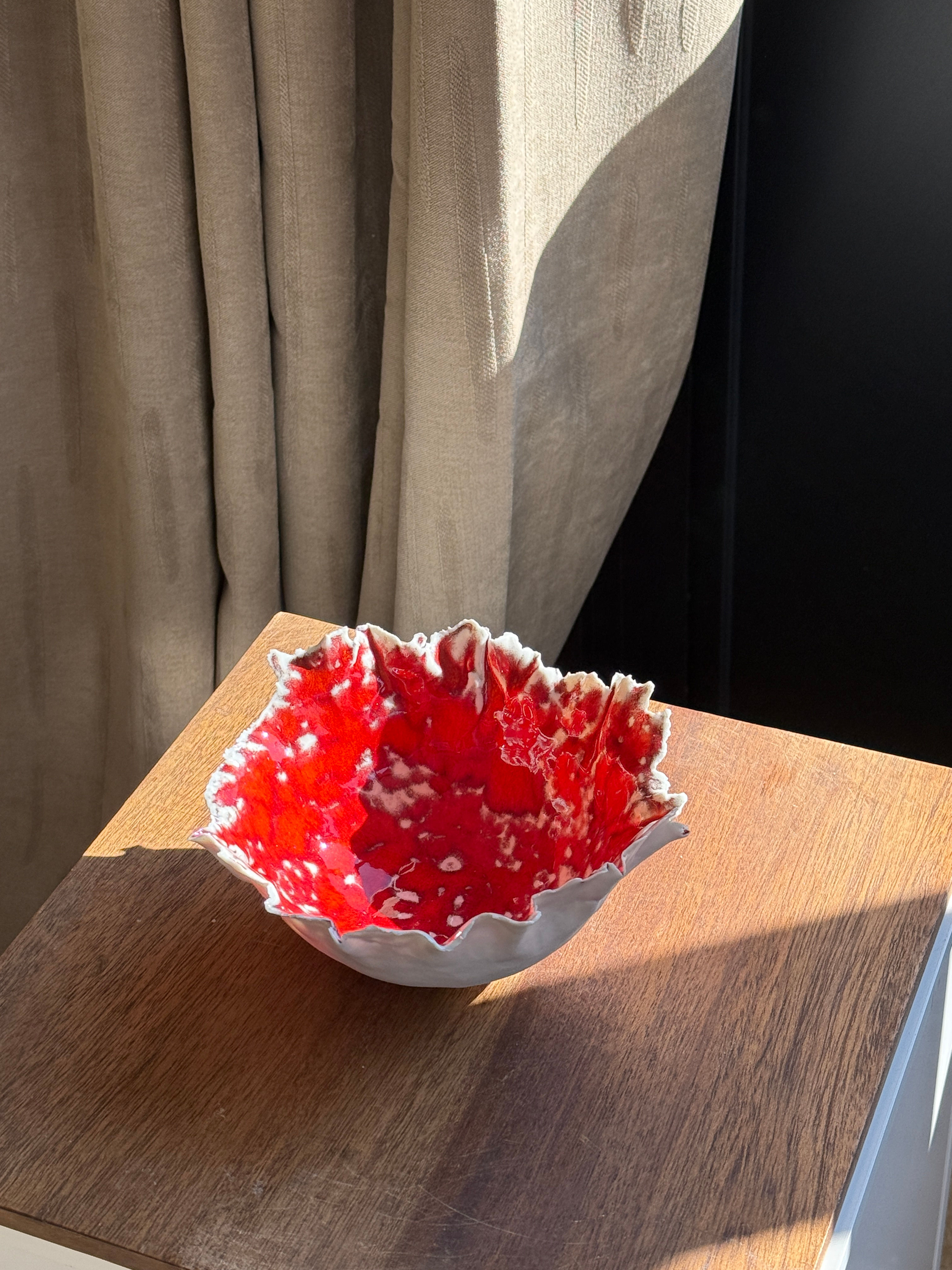 Coupe en porcelaine déchirée email rouge