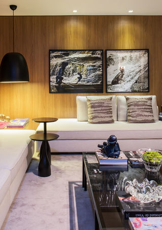 sala de estar-living-clean-madeira-Projeto Márcia Carvalho. Móveis do Estúdio Nada se Leva