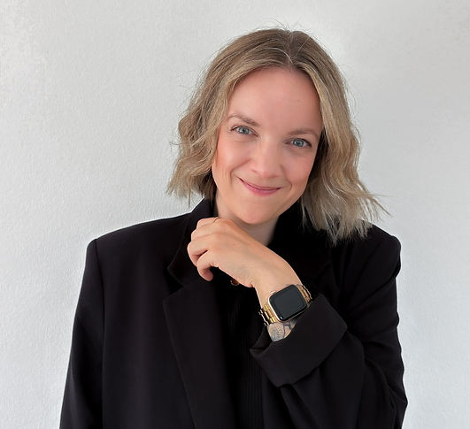 Sarah Köbbert in schwarzem Oberteil vor hellem Hintergrund