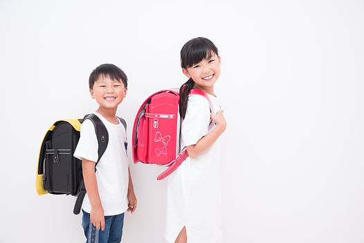 ランドセルを背負う男の子と女の子.jpeg