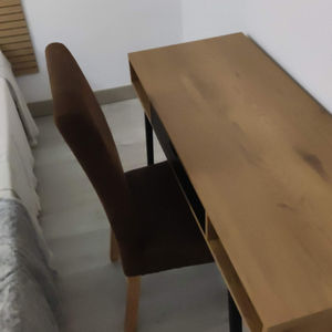 Escritorio de la habitación de dos camas individuales.