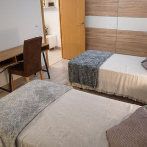 Habitación con dos camas individuales.