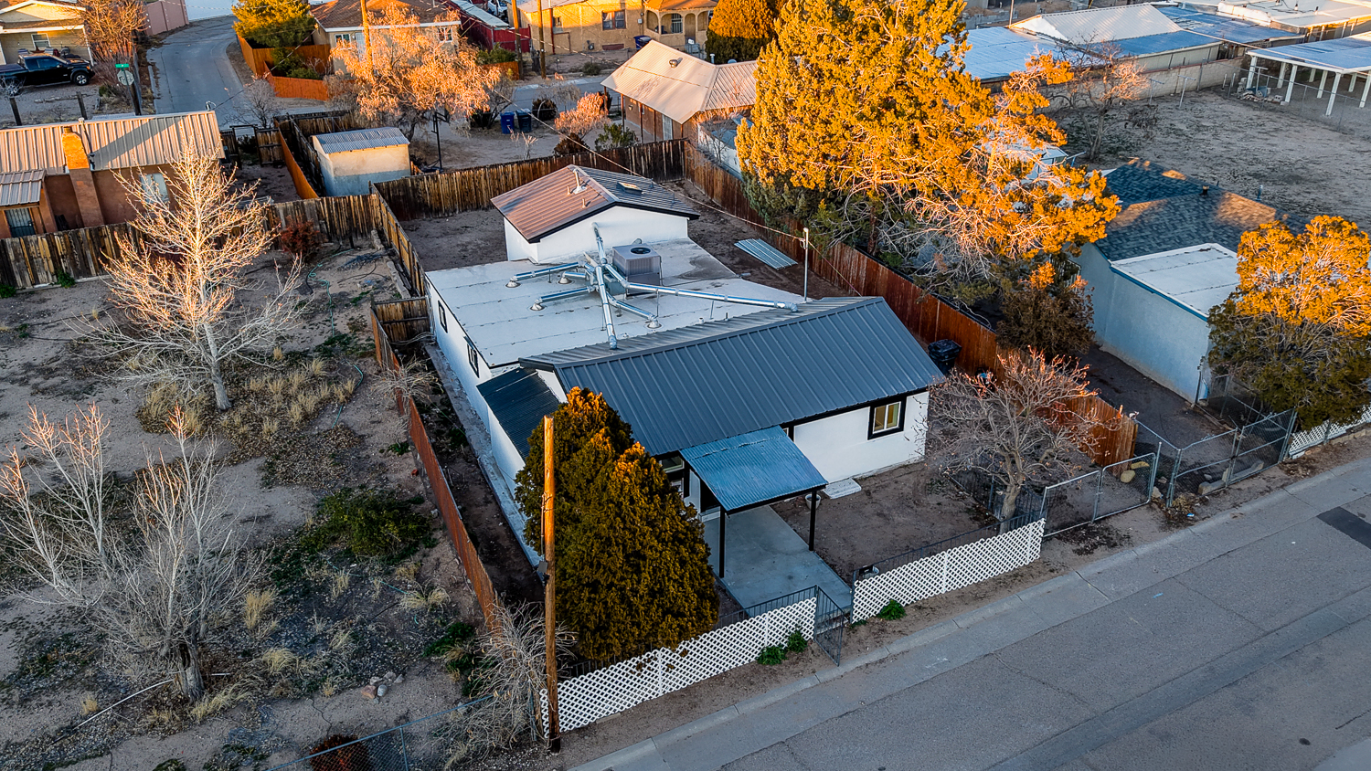 Exterior of 401 Gomez Ave NE, Albuquerque, NM 87102