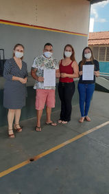 Entrega de declarações de publicação para os alunos da Escola Municipal Terra Prometida (Aparecida de Goiânia)