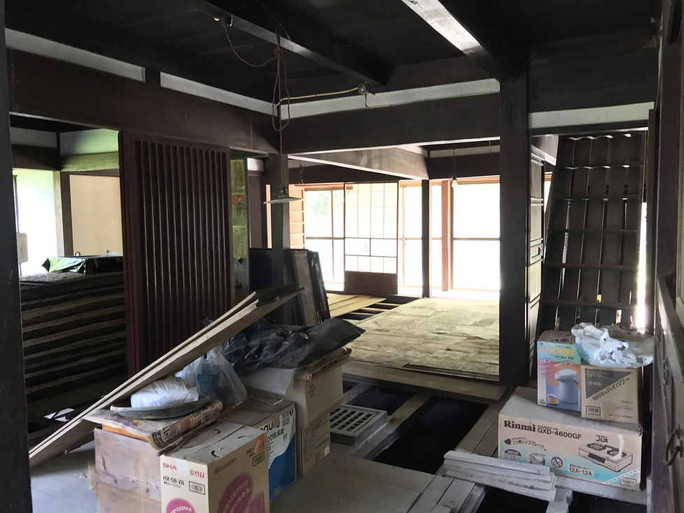 床を外して手入れしている古民家の室内