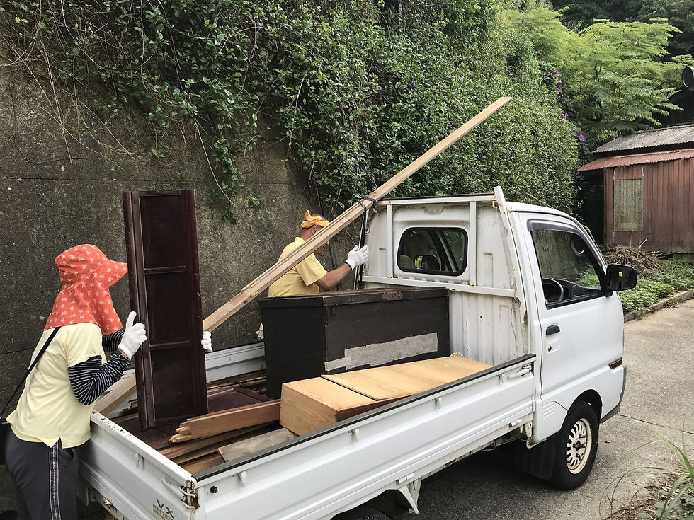 軽トラックで木材を運ぶ作業