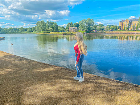 CALDECOTTE LAKE: YOUR CHOICE OUTDOOR DINING SPOT