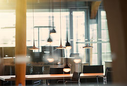 Büro mit Hängeleuchten