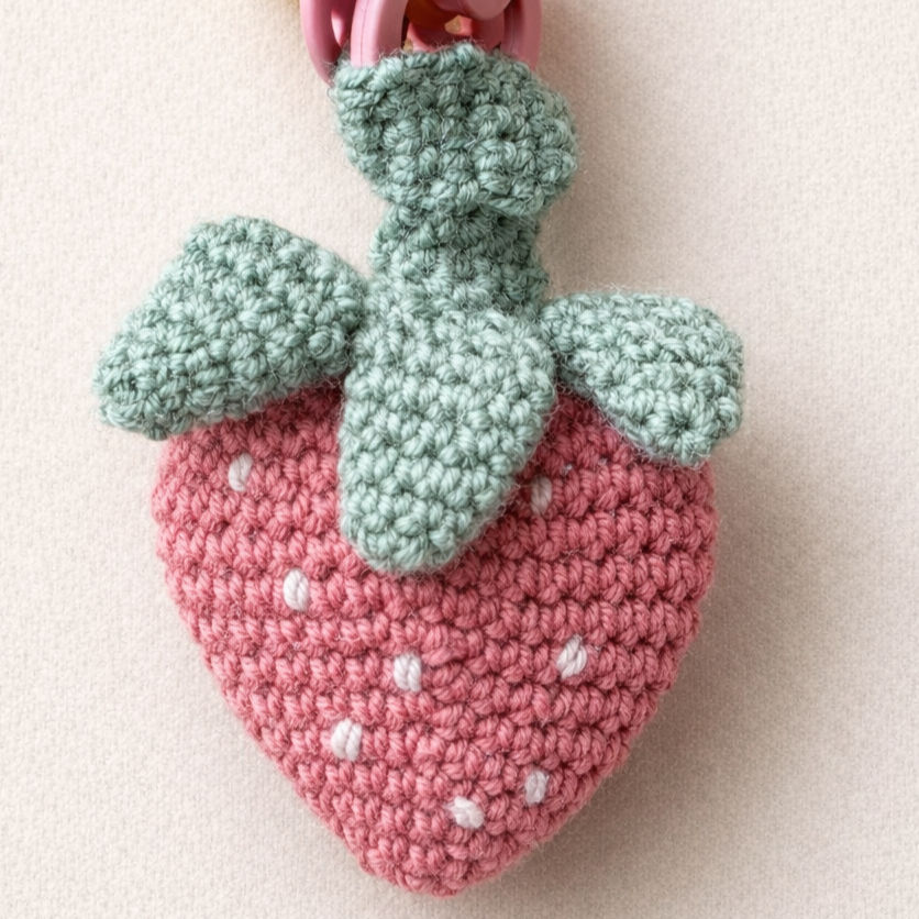 Thumbnail: Aardbei speendoekje en rammelaar (merino wol)