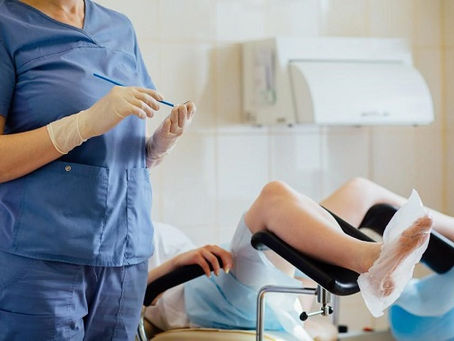 Bác sĩ chuyên khoa giải đáp: Khám phụ khoa có phải cởi quần áo không?