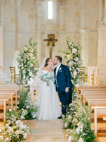 Mariage à l'église avec un fleurissement fourni et aérien