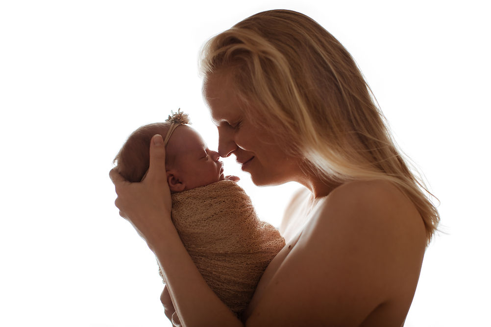 Nyföddfotografering. Bebis med mamma. Mamma och dotter.