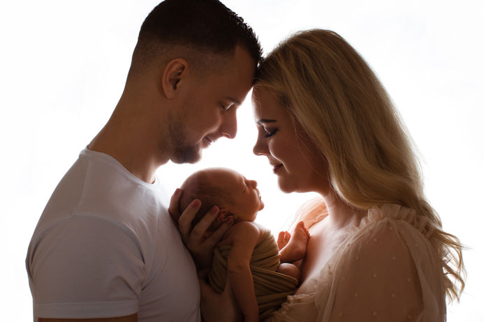 Familjeporträtt under nyföddfotografering