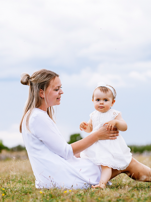 mamma och dotter ute i naturen på Öland