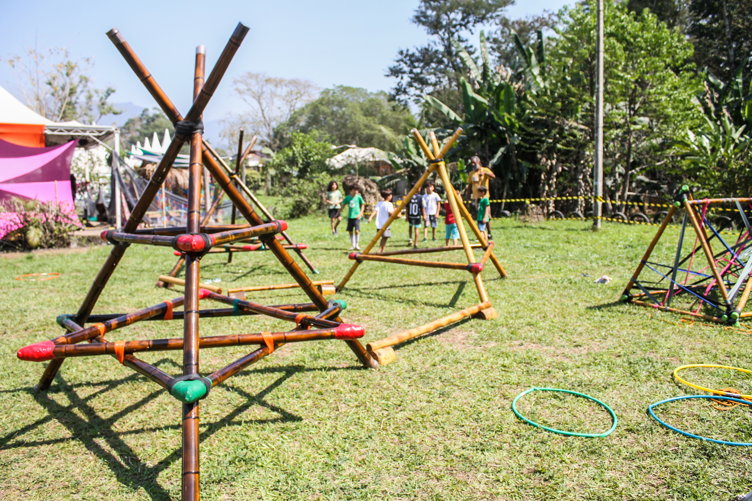 Bambu-Brincando: Aventuras no Quintal Secreto