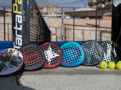 Racchette da padel di tartaPadel e palline a bordo campo.